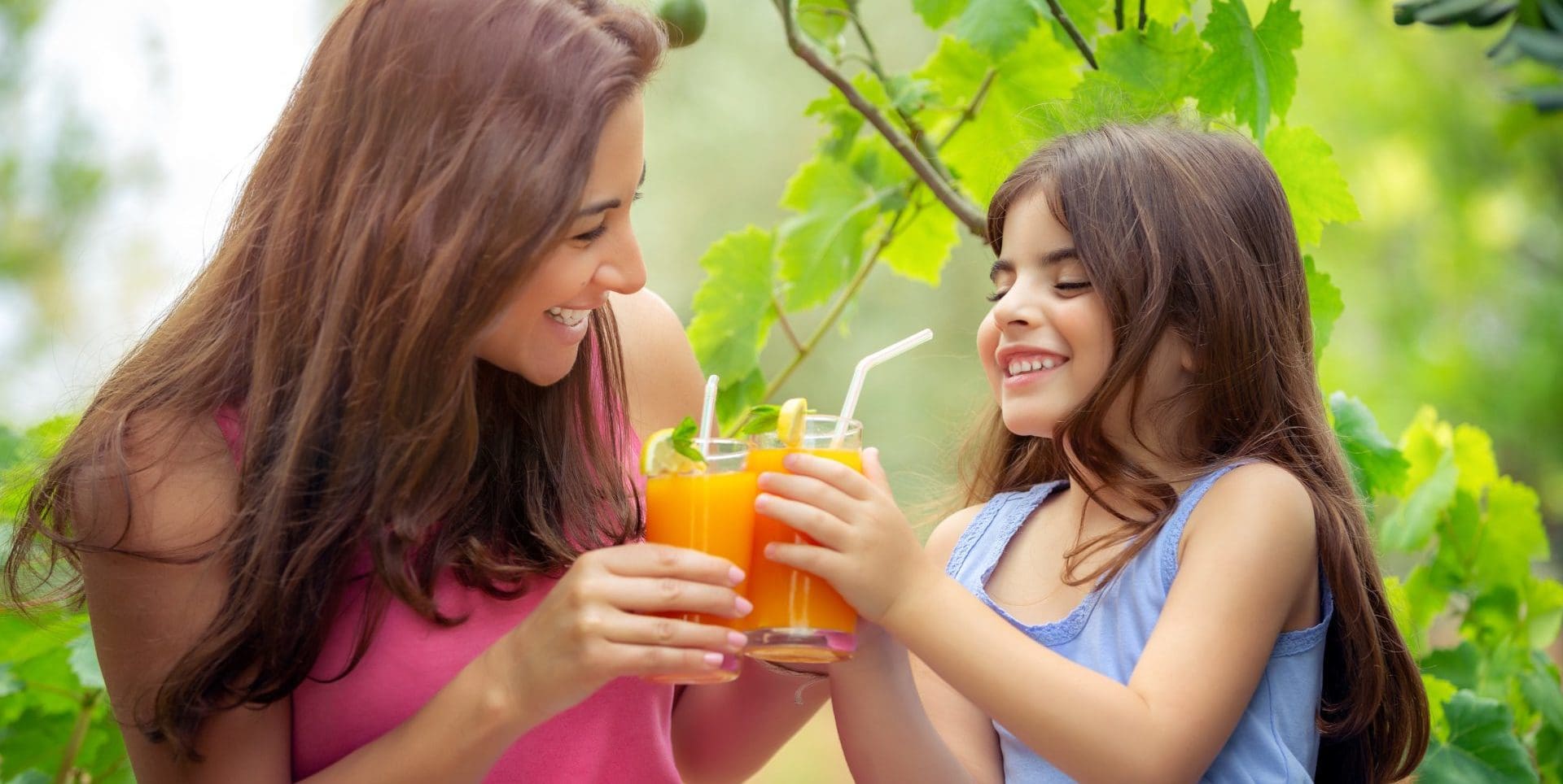 мама и алкоголь. девушка сына пьет. мальчик пьет лимонад. алкоголь и семья. сын пьет.